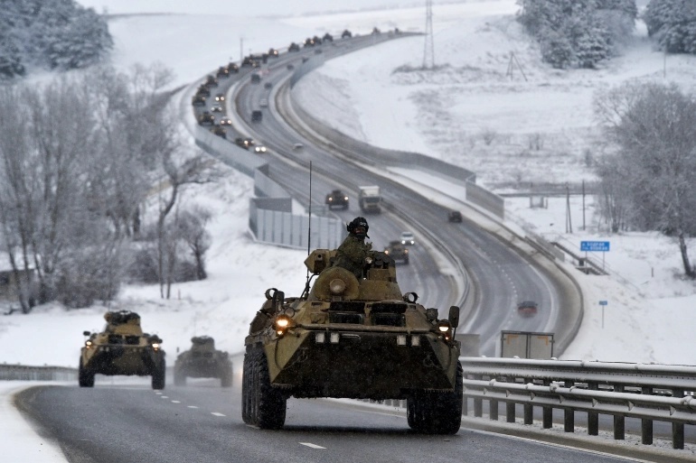 Rosyjski wóz bojowy na ukraińskiej autostradzie